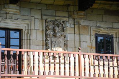 Detalle con el escudo de armas en la fachada de la antigua casa de Calderón de la Barca. / ALBERTO LOSA