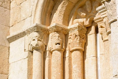 Detalle de la ermita románica de San Pantaleón de Losa.