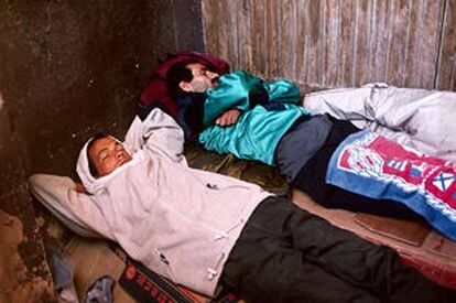 Inmigrantes sin alojamiento duermen al raso en las proximidades de Sant Pere Pescador.