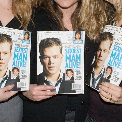 Tres mujeres sujetan en sus manos tres ejemplares de People con Matt Damon en su portada, cuando fue elegido el "hombre vivo más sexy" de 2007.