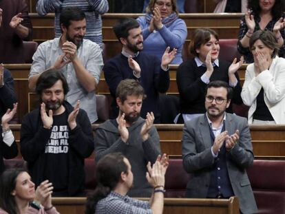 La diputada Yolanda Díaz, de Unidos Podemos, es aplaudida por sus compañeros.