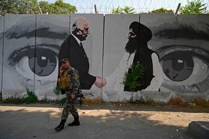 Una pintada en el centro de Kabul celebra el acuerdo que ha abierto paso a las conversaciones intraafganas, en una imagen captada el pasado julio.
