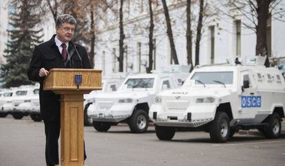 El presidente ucranio, en la entrega de veh&iacute;culos de la OSCE el 13 de noviembre