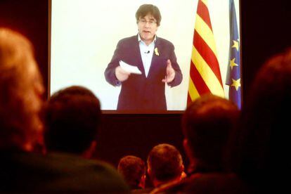 Intervenci&oacute; de Puigdemont per videoconfer&egrave;ncia en un acte del seu partit.