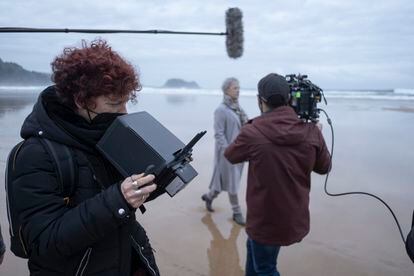 Icíar Bollaín y Blanca Portillo, rodando 'Maixabel' en la playa de Zarauz.