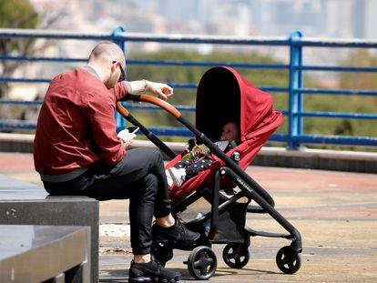 Un hombre cuida a su bebé en Nápoles.