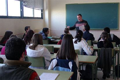 Un profesor imparte clase en un instituto de Cavanilles, Alicante.