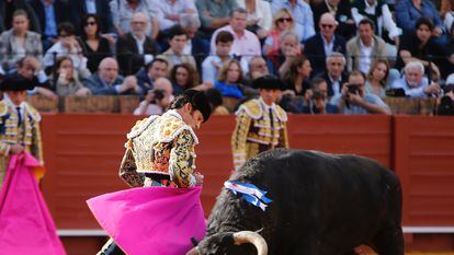 José Garrido, en un remate con el capote al primer toro de su lote.