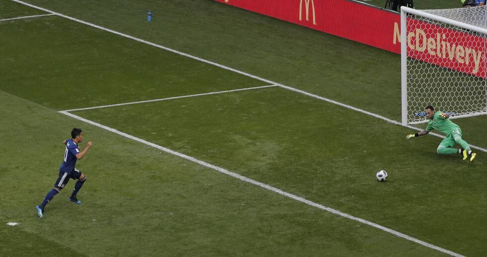 Kagawa patea el penalti que abrió el marcador para Japón ante Colombia.