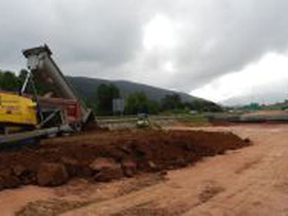 M&aacute;quinas de Seop trabajan en el tramo de autov&iacute;a entre Torrelavega y Solares (Cantabria).