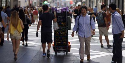 Un repartidor por el centro de Madrid.