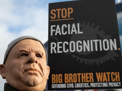 Un hombre enmascarado en una protesta organizada en enero en Cardiff contra el uso de cámaras de reconocimiento facial por parte de la policía