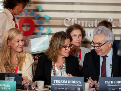 La vicepresidenta tercera en funciones, Teresa Ribera (en el centro), junto al director ejecutivo de la Agencia Internacional de la Energía, Fatih Birol, y la comisaria europea de Energía, Kadri Simson, en la cumbre celebrada este lunes en Madrid.