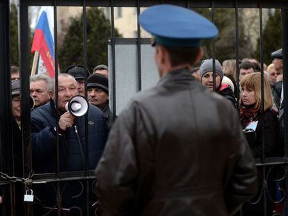 Manifestantes prorrusos ante una base en Belbek (Crimea).