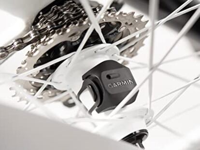 Se instalan fácilmente en una de las bielas de la bicicleta e incluyen accesorios para fijarlos con seguridad.