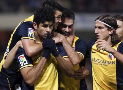 Diego Costa es felicitado por Villa, Adrián y Filipe Luis tras marcar el primer gol del Atlético