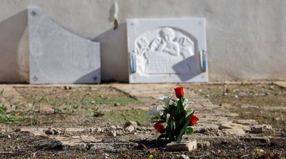 Detalle de un ramo de flores junto a unas lápidas rotas el cementerio de San Rafael en Córdoba, este domingo.