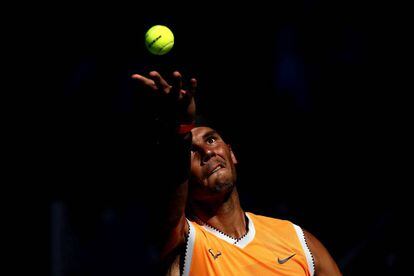 Nadal sirve durante el partido de octavos contra Berdych.