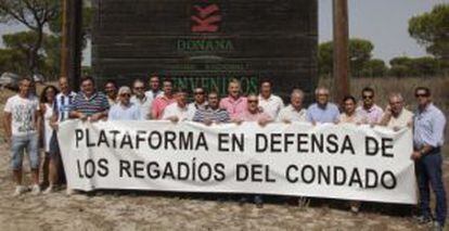 Concentración de regantes en Doñana durante la estancia de Rajoy en el parque.