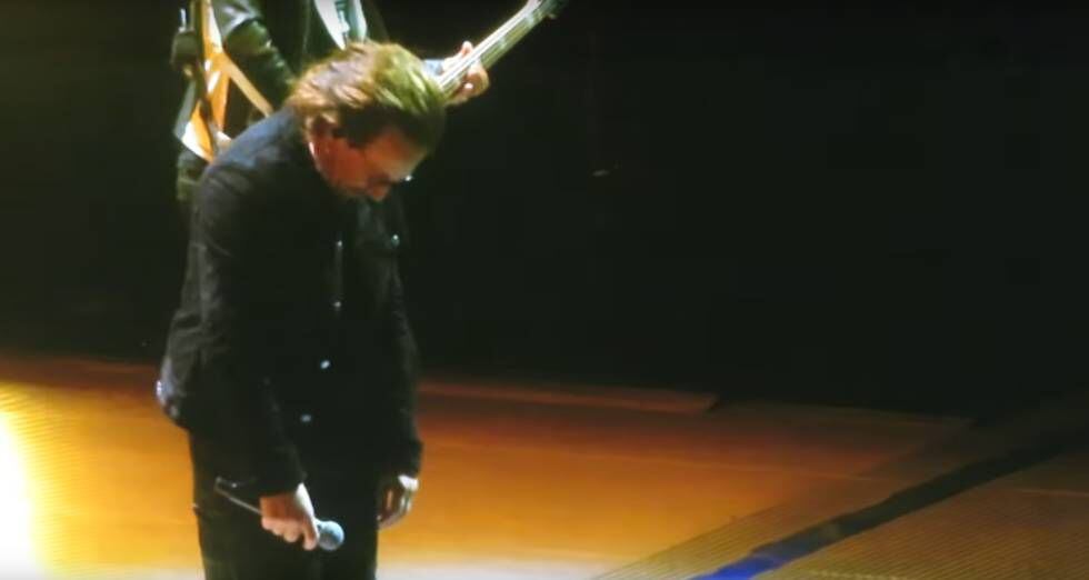 Bono se disculpa ante el público tras cancelar anoche el segundo concierto de U2 en Berlín.