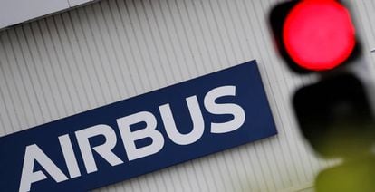 Logotipo de Airbus en la entrada de las instalaciones de Bouguenais, cerca de Nantes (Francia), este martes.