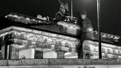 Un soldado vigila el muro en la puerta de Brandeburgo, en Berlín, el 30 de noviembre de 1989.