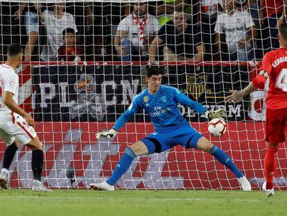 Andre Silva marca ante Courtois en el Sevilla - Real Madrid
