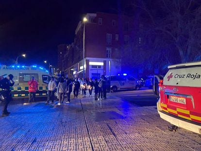 Equipo sanitarios, en la puerta del instituto de Badajoz donde se ha producido la explosión.