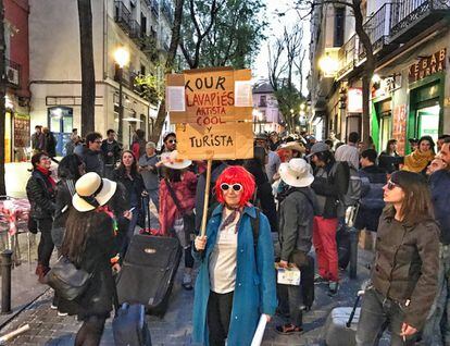 Momento de la manifestación en el barrio de Lavapiés en contra del turismo descontrolado y de sus consecuencias.