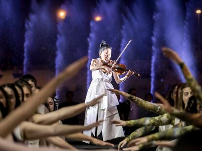 Pauchi Sasaki, durante la 'performance' musical 'Artemis: Fountain', en Atenas.