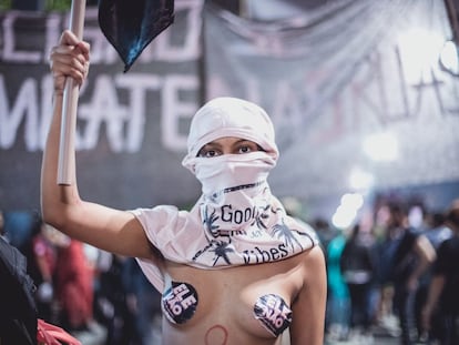 Una mujer protesta en contra de la candidatura a la presidencia de Jair Bolsonaro, en 2018.