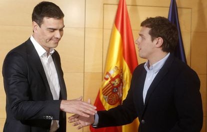 Pedro Sánchez y Albert Rivera se saludan el martes en el Congreso.