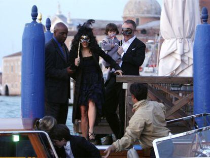 Salma Hayek y François-Henri Pinault, con máscaras, en un embarcadero de Venecia con su hija.