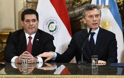 Los expresidentes de Paraguay y de Argentina, Horacio Cartes y Mauricio Macri, en Buenos Aires, en 2017.
