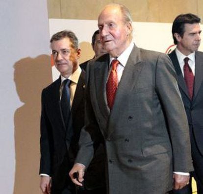 El Rey, acompañado por el 'lehendakari', al inicio del Foro Global España 2014.