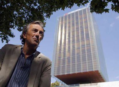 El arquitecto Rafael de La-Hoz Castanys en el paseo de la Castellana junto  al edificio Castelar, obra cumbre de su padre.