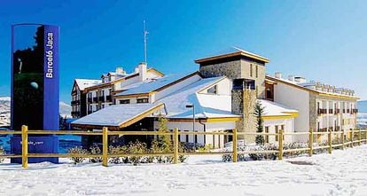 Imagen invernal del exterior del Hotel Barceló Jaca Golf & Spa.