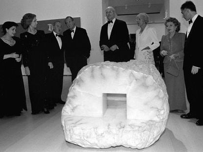 Ardanza, tercero por la izquierda, habla con el Rey en la inauguraci&oacute;n del Guggenheim de Bilbao.
