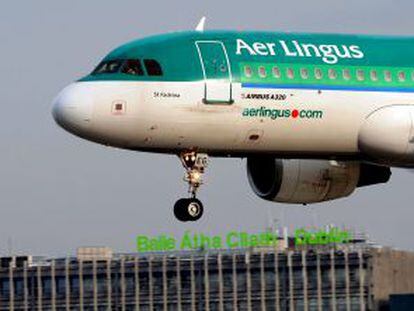 Un avi&oacute;n de Aer Lingus aterriza en el aeropuerto de Dubl&iacute;n.