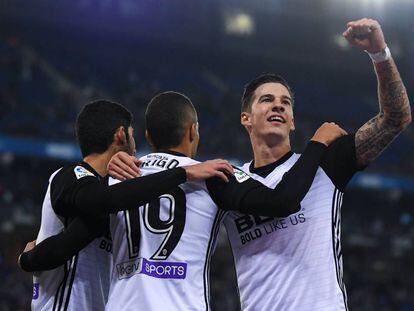 Santi Mina celebra un gol junto a Rodrigo y Guedes.