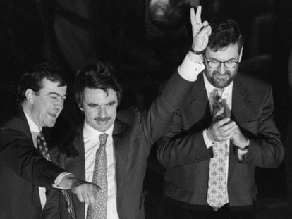 Francisco Álvarez Cascos, José María Aznar, y Mariano Rajoy celebran la victoria del PP en 1996.