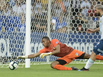 Agüero ante el portero Fariñez, en el Argentina-Venezuela en el Maracaná.