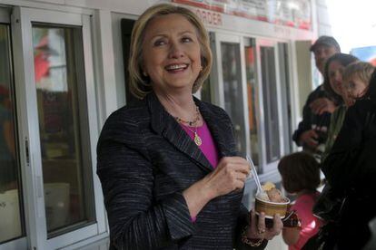 Hillary Clinton come un helado en New Hampshire. 