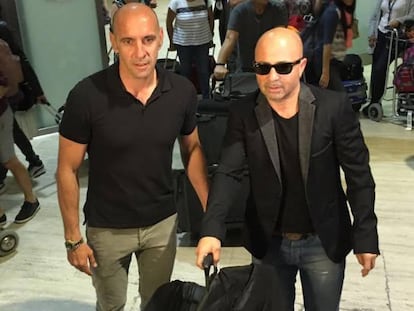 Sampaoli, a su llegada a Sevilla y recibido por Monchi.