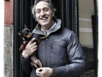 Roberto Torretta cerca de la plaza de la Villa de París junto a su perra Pepa.