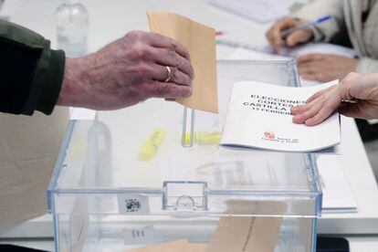 Una persona ejerce su derecho al voto en las elecciones autonómicas de Castilla y León 2022, este domingo en Valladolid. Unos 2.094.490 castellanoleoneses han sido convocados a votar en 4.531 mesas dispuestas para los comicios autonómicos.