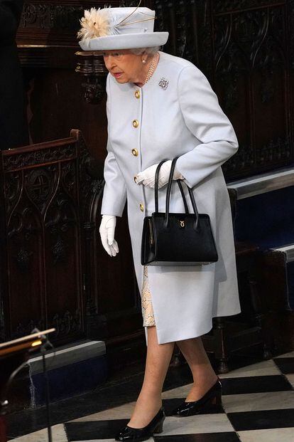 Isabel II, fiel a su estilo, con un abrigo azul grisáceo y su famoso bolso de su firma favorita, Luner.