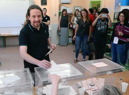 El líder de Podemos, Pablo Iglesias, ha ejercido su derecho al voto en el Colegio Público La Navata de Galapagar (Comunidad de Madrid), este domingo. Iglesias ha pedido a los españoles que salgan a votar porque "participar es crucial en este momento histórico que vivimos"