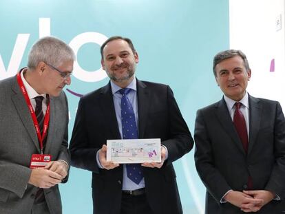 Isaias Taboas, presidente de RENFE, José Luis Ábalos, Ministro de Transportes, Movilidad y Agenda Urbana y Pedro Saura, Secretario de estado de Infraestructuras hoy en FITUR con el primer billete de AVLO.