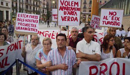 Concentraci&oacute;n de protesta de vecinos del Born, ayer en la inauguraci&oacute;n del nuevo equipamiemto.